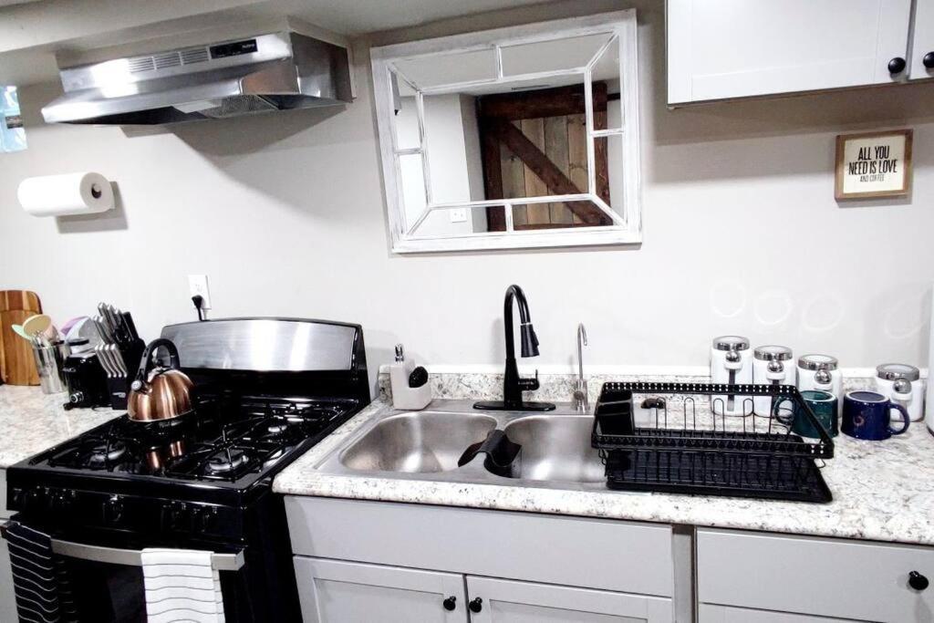 Spacious Suite Close To Downtown Indy/ King Bed インディアナポリス エクステリア 写真