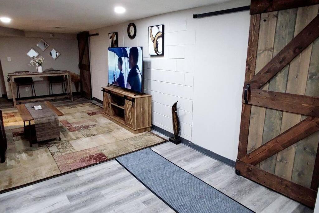 Spacious Suite Close To Downtown Indy/ King Bed インディアナポリス エクステリア 写真